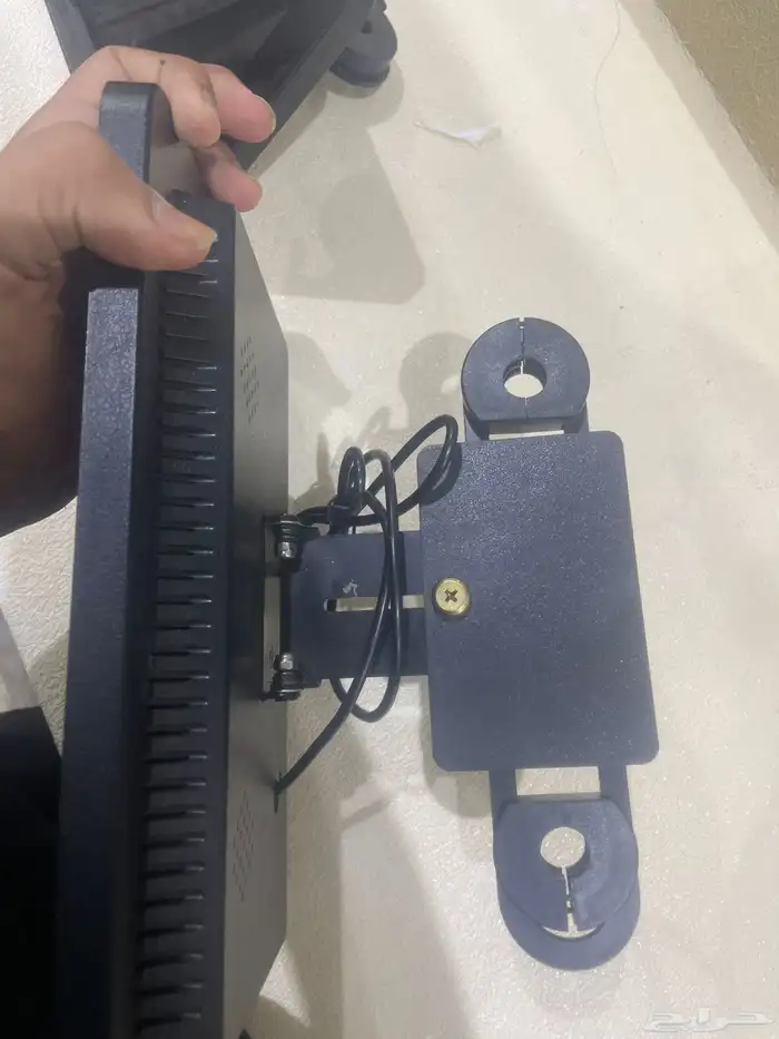 شاشة تجي خلف الراكب وخلف السائق 1