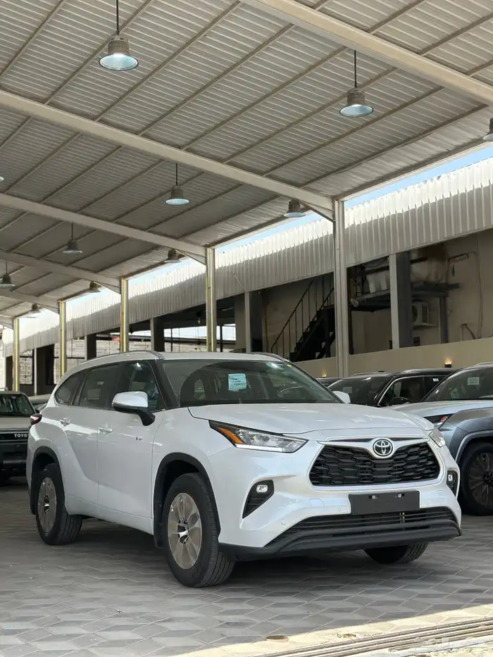 تويوتا هايلاندر GLE نص فل هايبرد الوان ابيض موديل 2025 3