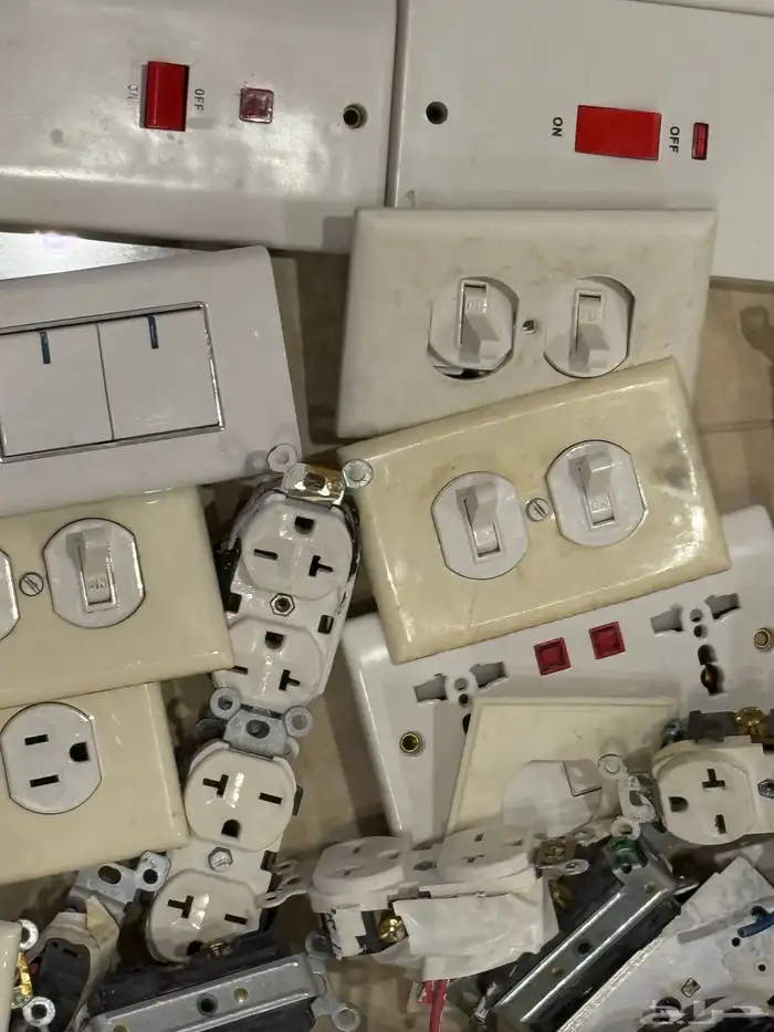 للبيع افياش ومفاتيح كهربائيه وثريات 1