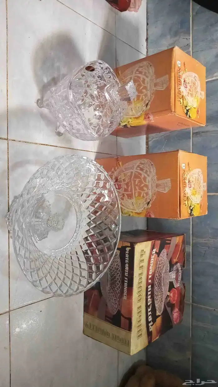 صحن حلويات زجاج شبه جديد مافي اي كسور 0