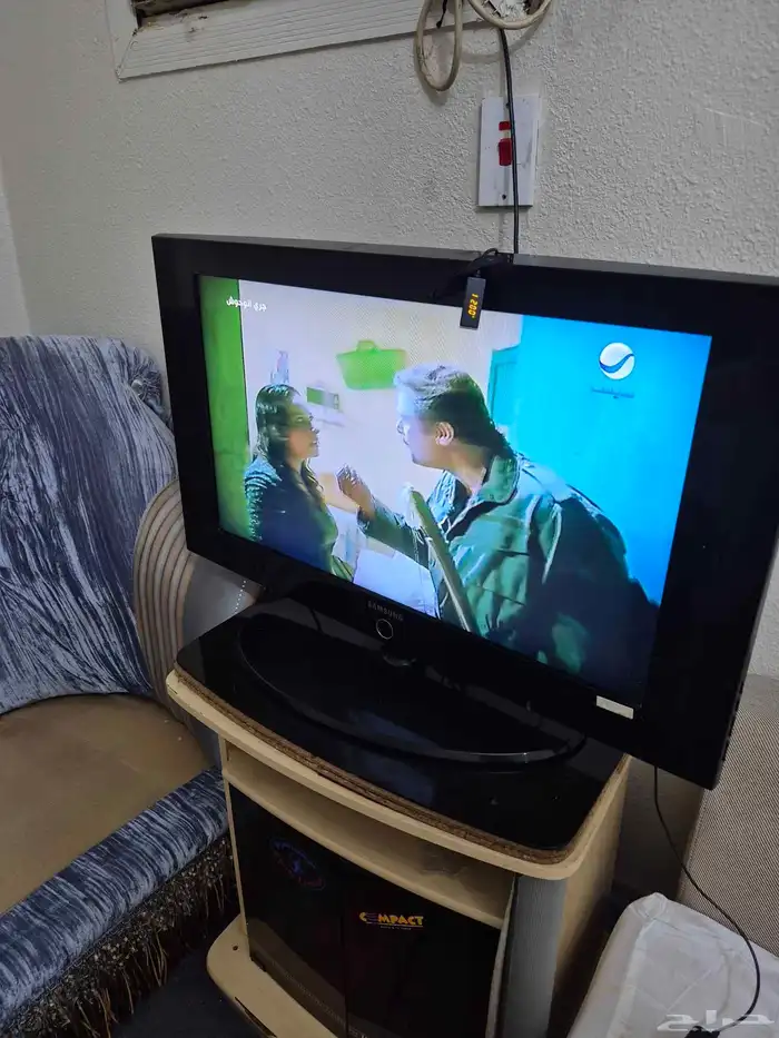 للبيع عدد 2 شاشه الاولي سامسونج 32 و الثانيه super general 1