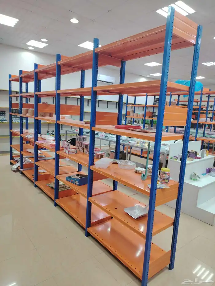 العرض ديكور وارفف وطاولات البيع علي السوم 0