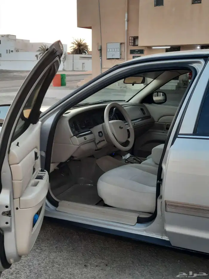 فورد كراون فكتوريا 2011 وارد الجزيرة 42