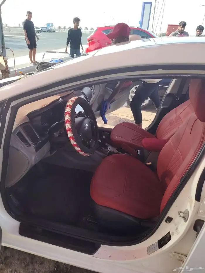 سيارة كياسيراتو 2015 ابيض لؤلؤئي 9