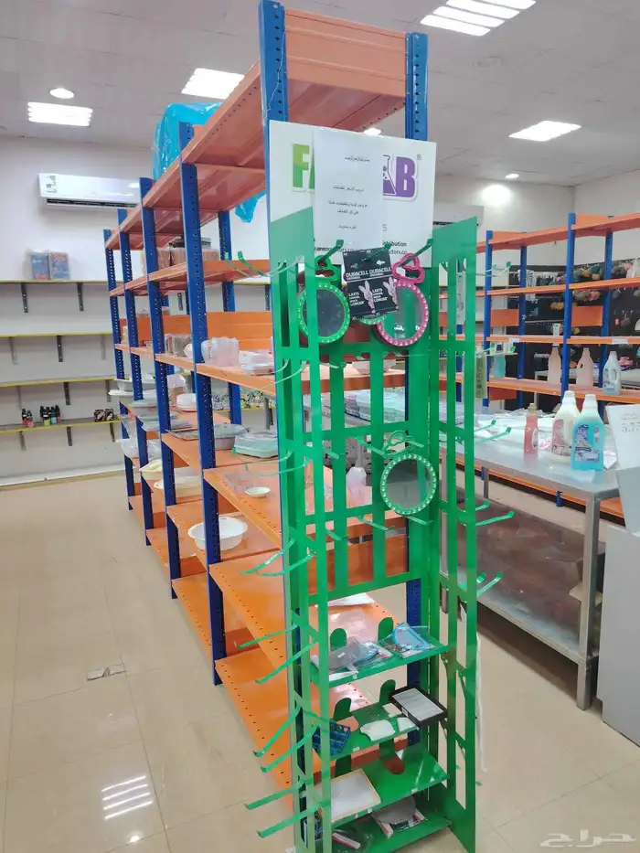 العرض ديكور وارفف وطاولات البيع علي السوم 1