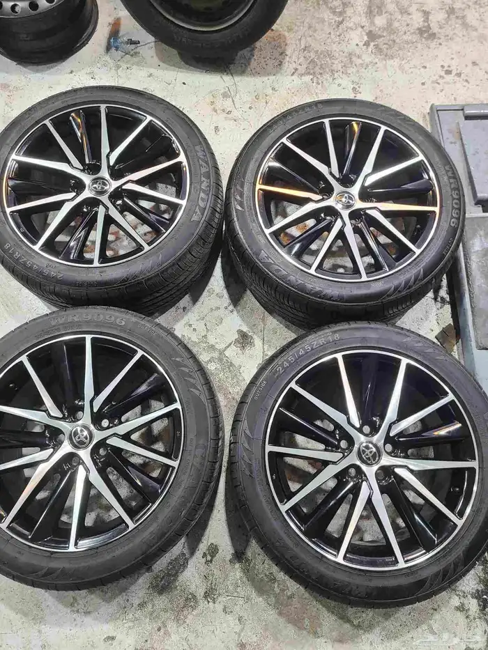 جنوط كامري هايبرد 2023 كروم وكالة مقاس 18 مع الكفرات 1