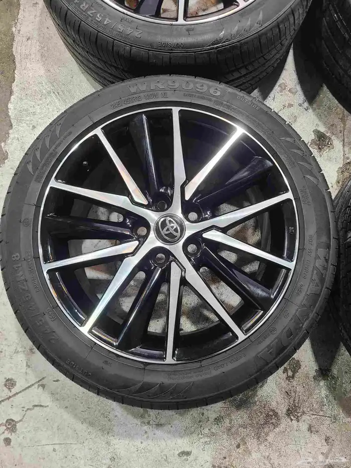 جنوط كامري هايبرد 2023 كروم وكالة مقاس 18 مع الكفرات 0