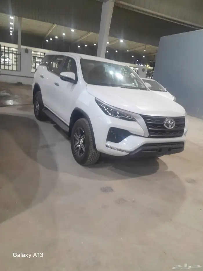 تويوتا فورتشنر بنزين موديل 2025اللون ابيض بدون دبل 2