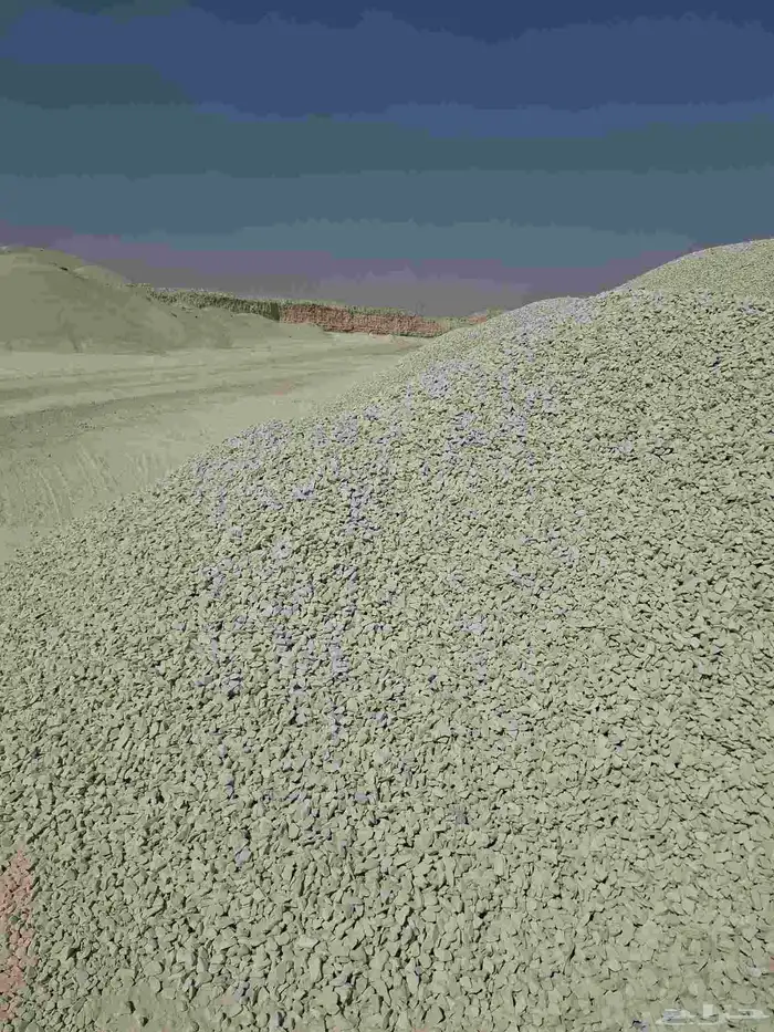 رمل احمر وبحص ابيض وصبيز وبطحا واسفلت 3