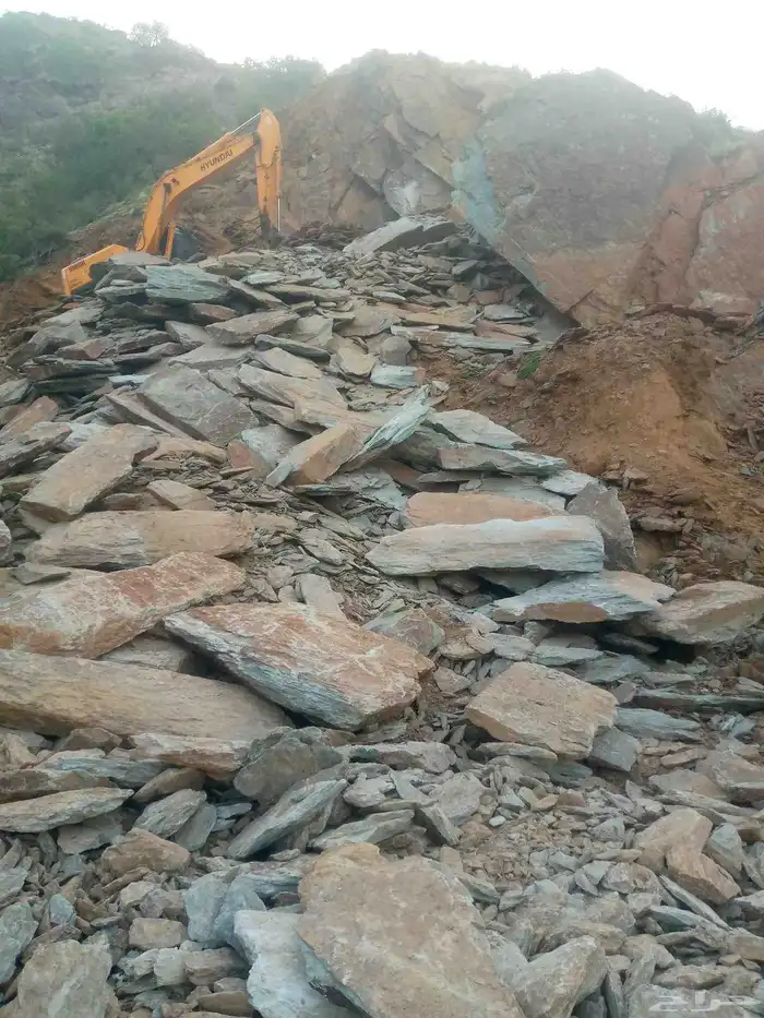 سائق بكلين يبحث خبره قديم لبنيان الحجر وقص الاضي 2