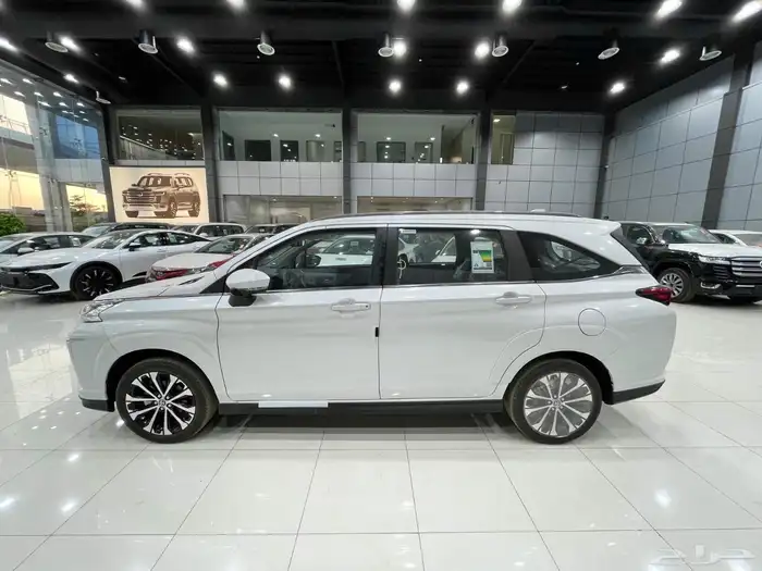 تويوتا فيلوز GLX 2025 3