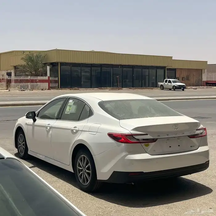 تويوتا كامري E هايبر 6