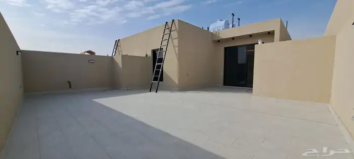 للبيع دور علوي مع شقه بناء شخصي بحي طويق 16