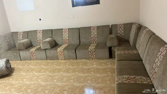 ايوجد عفش شقه للبيع غرفه نظيفه خشب نظيف وكنب 7 قطع نظيف 0