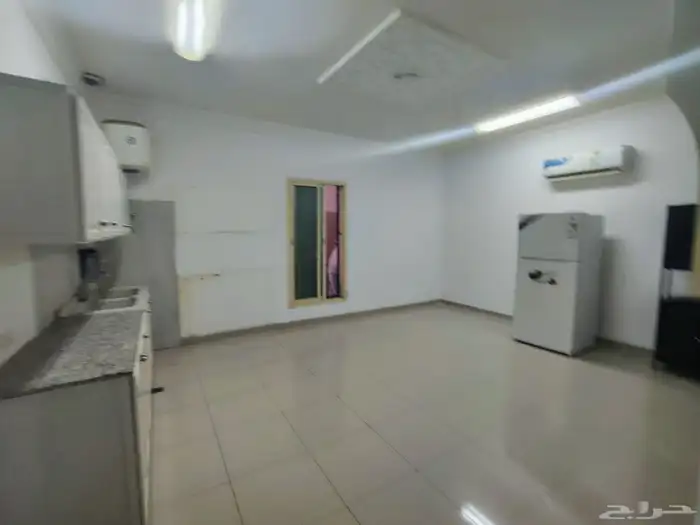 شقه للايجار بالمهديه غرفه وصاله وحمام مطبخ مكيفه السعر 24الف 3