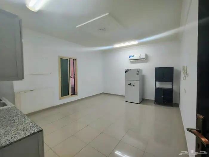 شقه للايجار بالمهديه غرفه وصاله وحمام مطبخ مكيفه السعر 24الف 5