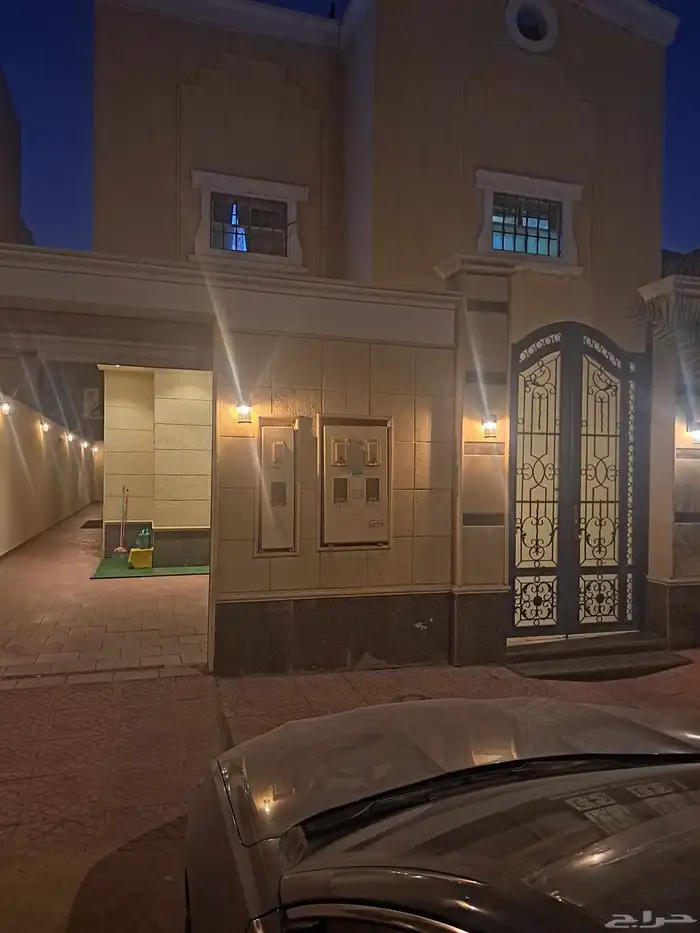 للايجار دور ارضي بحي الحمراء الشرقية 375م 2