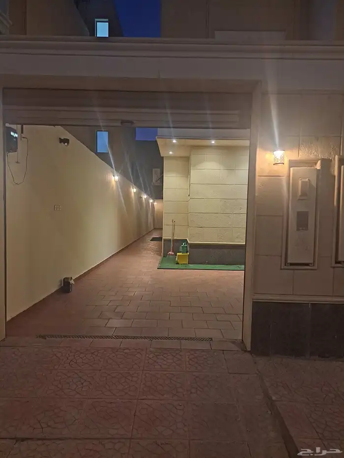 للايجار دور ارضي بحي الحمراء الشرقية 375م 0