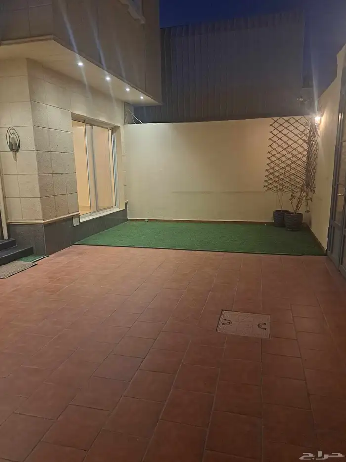 للايجار دور ارضي بحي الحمراء الشرقية 375م 3