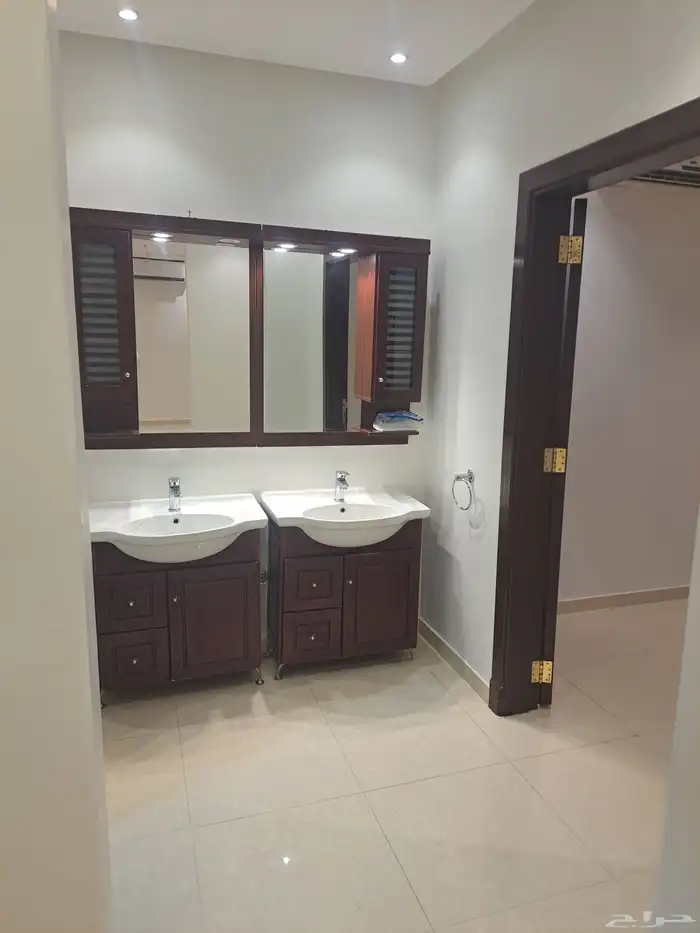 للايجار دور ارضي بحي الحمراء الشرقية 375م 7