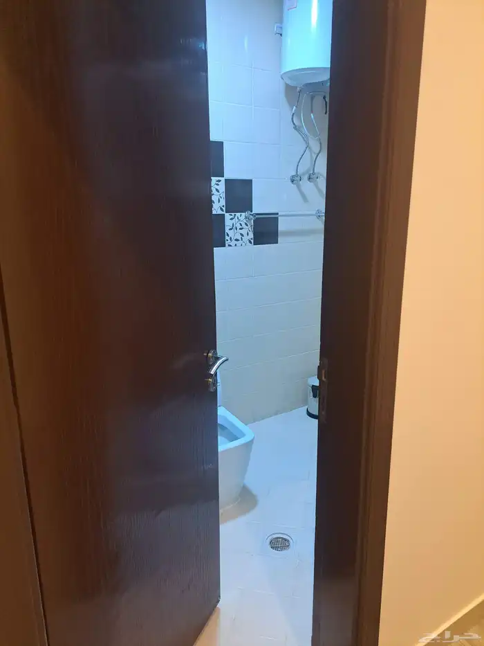 للايجار دور ارضي بحي الحمراء الشرقية 375م 15