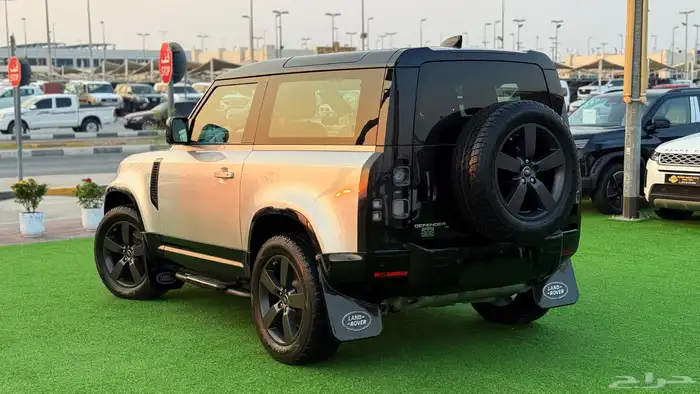 لاند روفر ديفندر P400 HSE بابين   موديل 2021   بحالة ممتاز 12