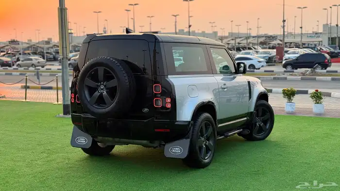 لاند روفر ديفندر P400 HSE بابين   موديل 2021   بحالة ممتاز 11