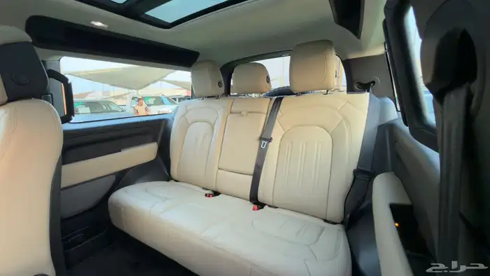لاند روفر ديفندر P400 HSE بابين   موديل 2021   بحالة ممتاز 3