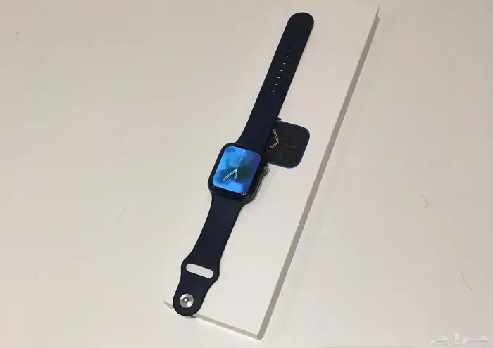 ساعة ابل Apple Watch و سماعة AirPods 2