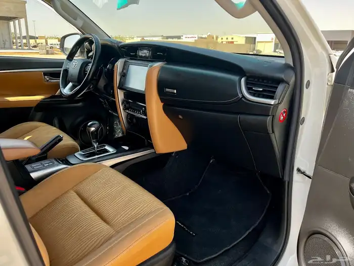 تويوتا فورتشنر VX بنزين موديل 2022 16