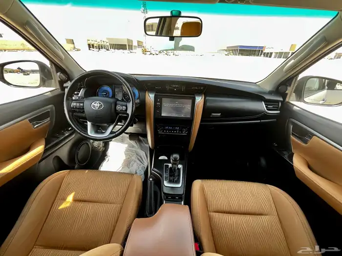 تويوتا فورتشنر VX بنزين موديل 2022 11