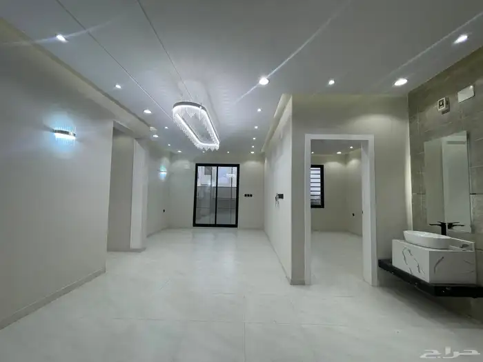 شقق علويه بأطلاله رائعه ودرج داخلى للسطح 520 الف قرب المطار 7