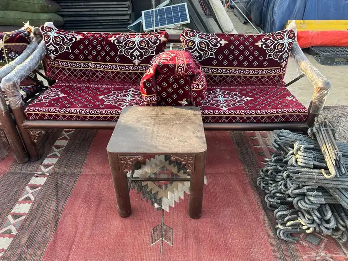 يوجد كراسي خارجية وجلسات وشراعات كراسي وطاولات 1