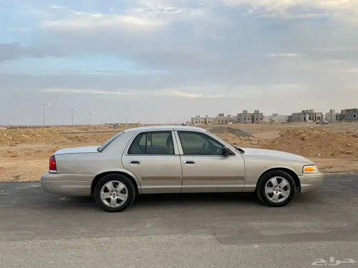 للبيع فورد فكتوريا 2011 نظيف 0