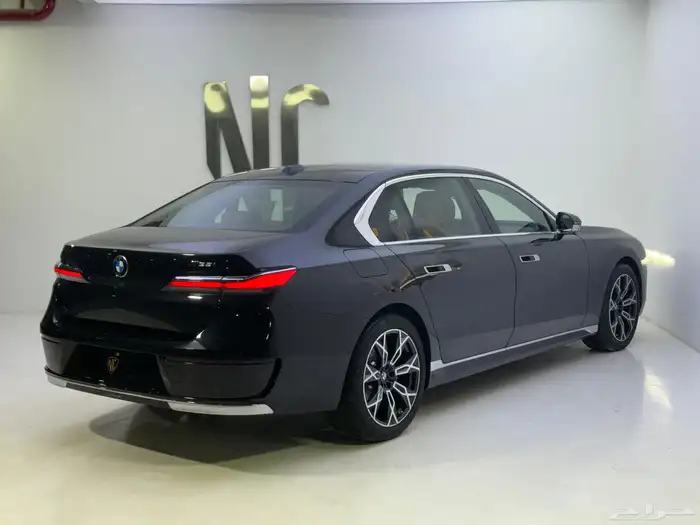 بي ام 735i 2026 11