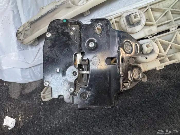 للبيع قطع صني جناح وسطبات وقفل شنطة وكبوت تورس 2022 2