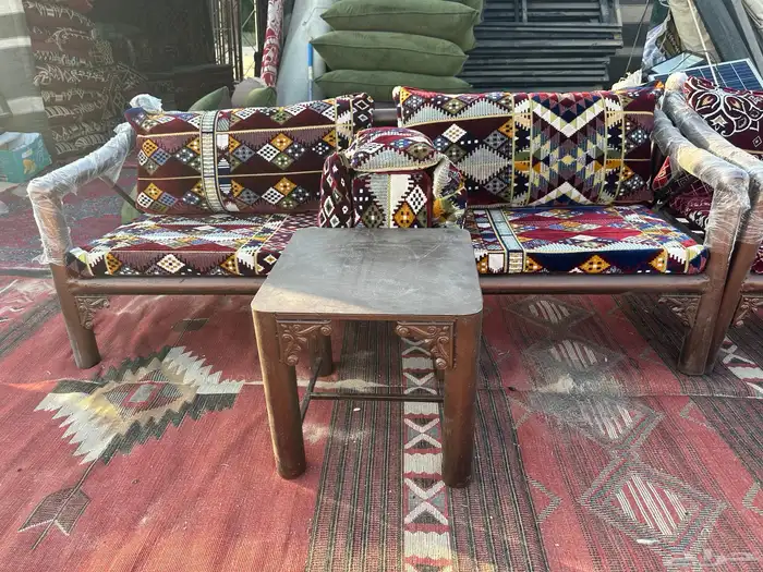 يوجد كراسي خارجية وجلسات وشراعات كراسي وطاولات 0