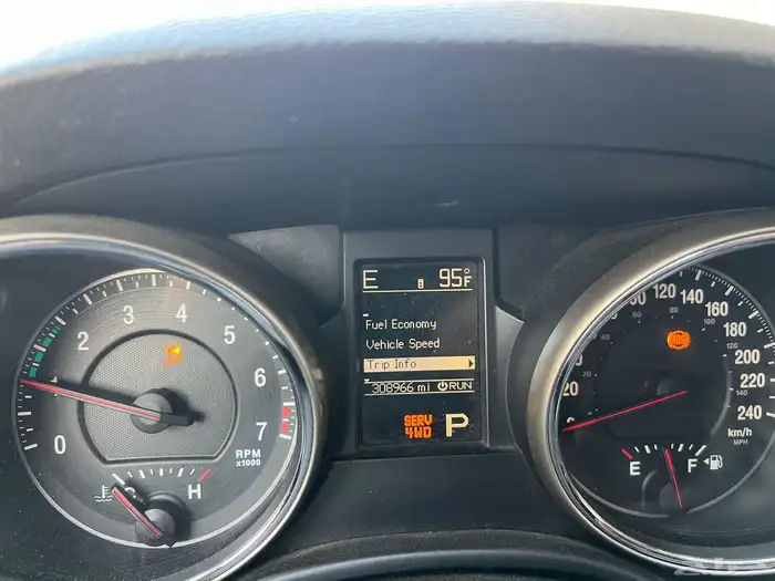 يب جراند شيروكى لاريدو 2011 دبل - 6 سلندر 7