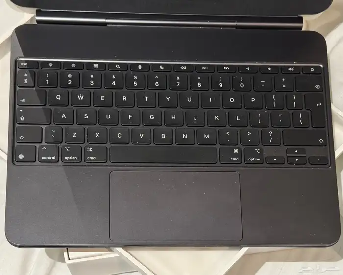 iPad Pro (256 جيجابايت) مع لوحة مفاتيح Magic Keyboard 1