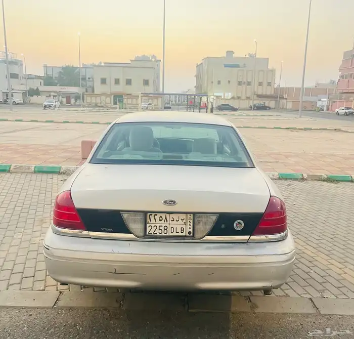 للبيع فورد كراون فكتوريا 2012 2