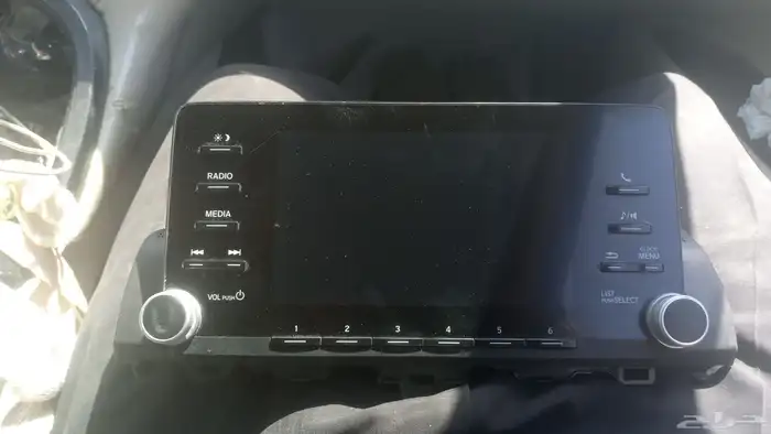 الشاشة المعروضة في الصورة هي شاشة عرض مركزية للوسائط والرادي 0