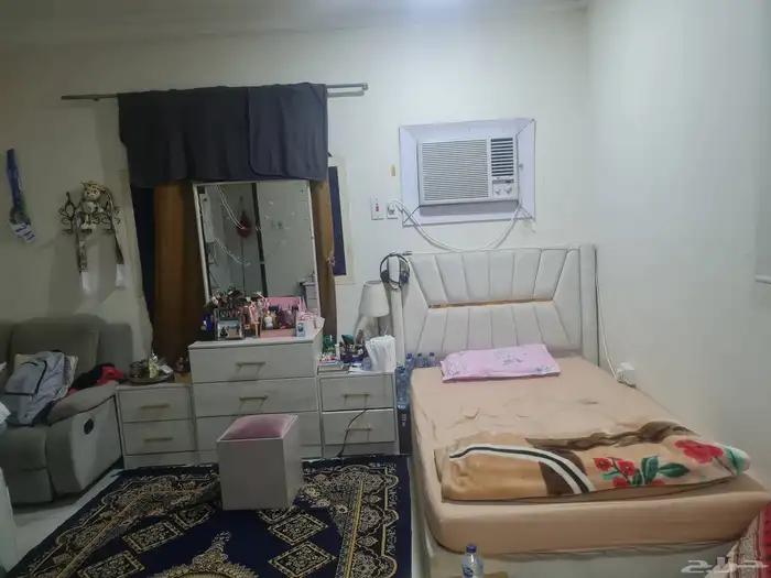 حي الخزامه غرفه مفروشه ابغى بنت تشاركني الإيجار 700ريال لشهر 1