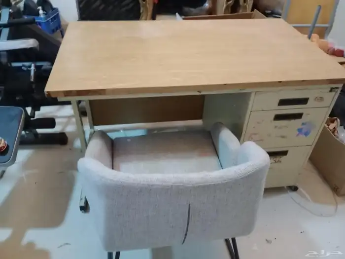 مكتب حديد وخشب ثلاث درج اول مستخدم مع كرسي ب100 ريال 0