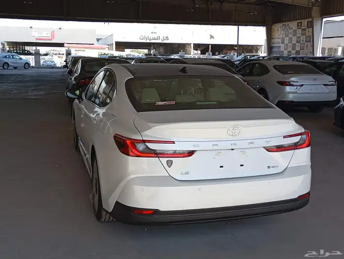 تويوتا كامري ال اي هايبر لون ابيض او تيتانيوم موديل 2025 بطا 3