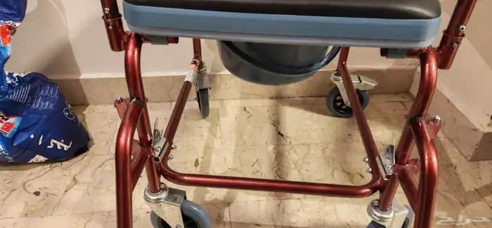 كرسي حمام متحرك شبه جديد للبيع للتواصل 1