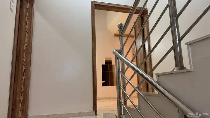 للايجار دور علوي بحي سلطانه 24