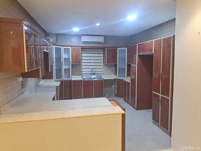 للايجار دور ارضي بحي الحمراء الشرقية 375م 13