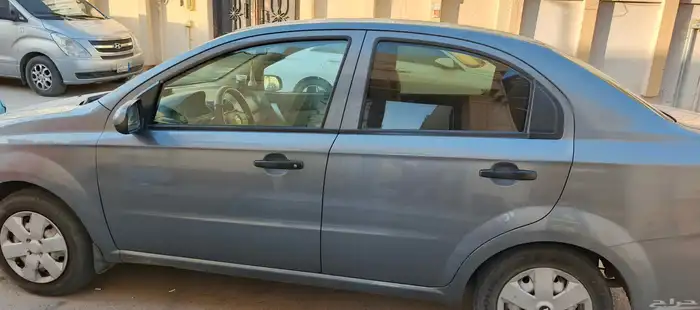 سيارة آفيو نظيفة 2