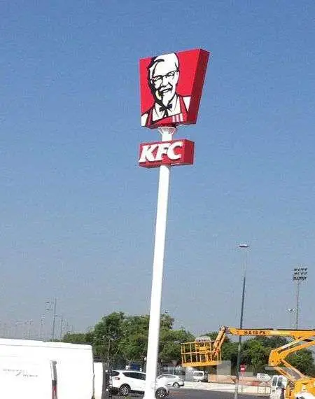 تنفيذ لوحات و لافتات عمودية Pylon Sign 11