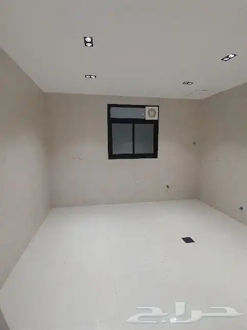 للبيع شقه دور ثاني مصعد راكب جاهز تشطيب فاخر حي المعارض 8